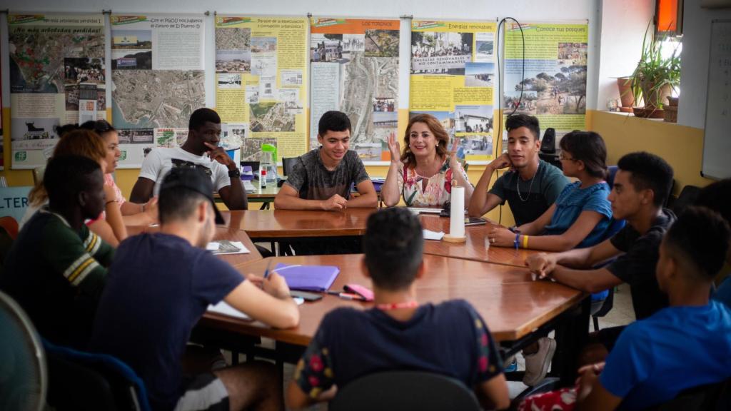 Paqui dirigiéndose a un grupo de personas inmigrantes que, tras su mayoría de edad, han cumplido su plazo máximo en centros de acogida y a los que enseña a leer.