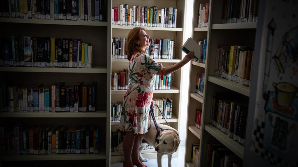 Paqui retirando un libro de la hemeroteca municipal