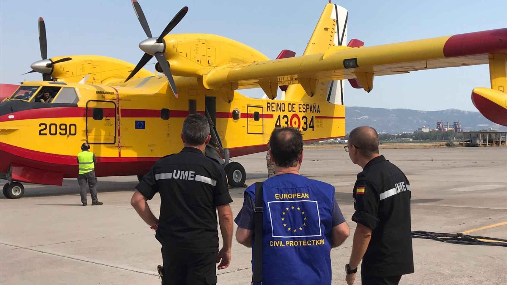 Miembros de la UME y la aeronave española, en sus labores de extinción del fuego en Grecia.