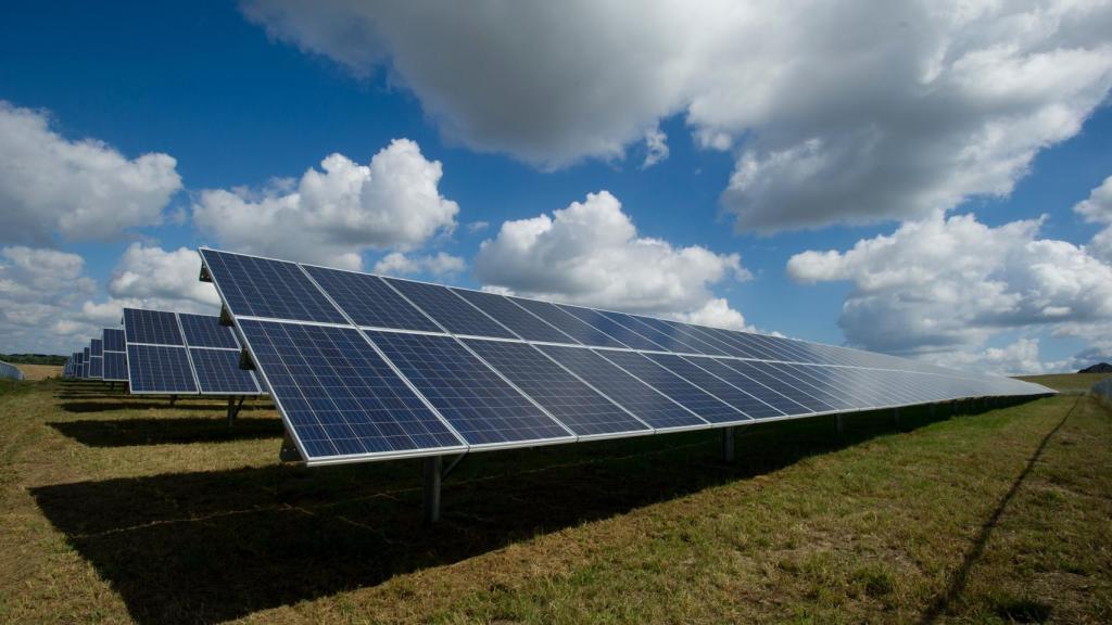 Paneles solares produciendo energía.