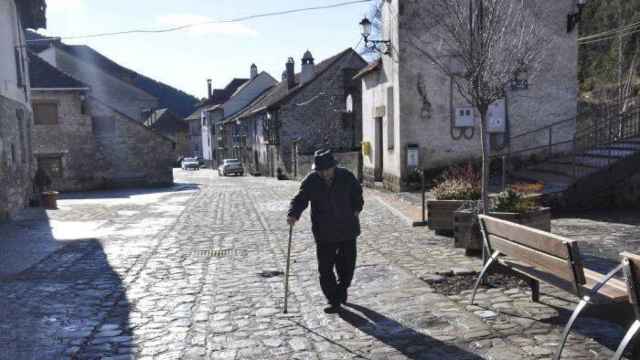 Un hombre mayor pasea por las calles de su pueblo
