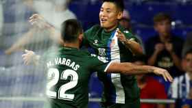 Wu Lei celebra su gol al Luzern con Matías Vargas