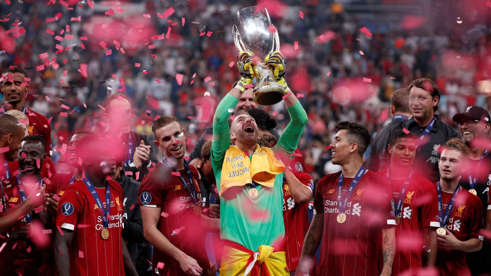 Adrián, héroe de la Supercopa de Europa 2019, levanta la copa