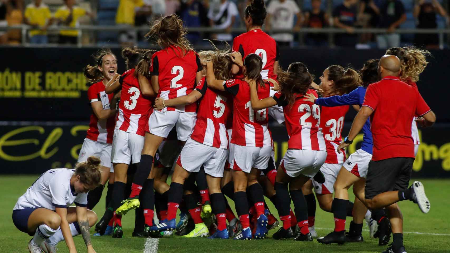 Jugadoras del Athletic femenino celebran la victoria en el Trofeo Ramón de Carranza