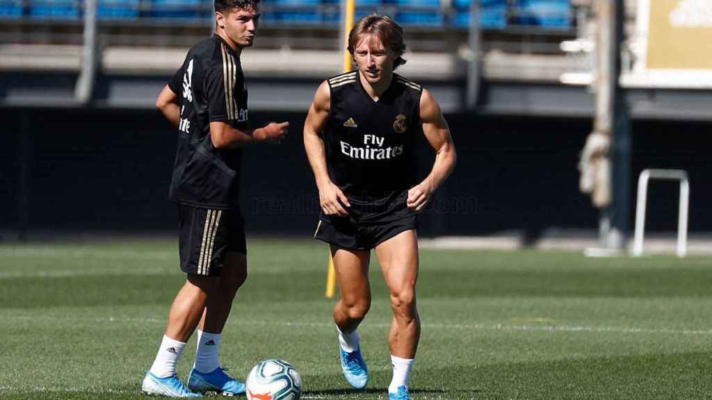 Brahim y Modric entrenando con el Real Madrid