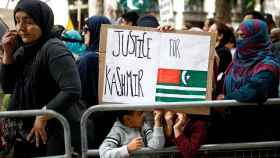 Manifestantes contra la derogación de la autonomía de Cachemira en Londres
