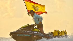 Álvaro de Marichalar, con una bandera de España en su moto de agua.