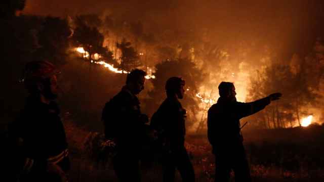 En la imagen, uno de los incendios que asolan Grecia durante estos días.