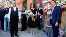 Ayuso, junto a Martínez Almeida, en la ofrenda floral a la Virgen de La Paloma.