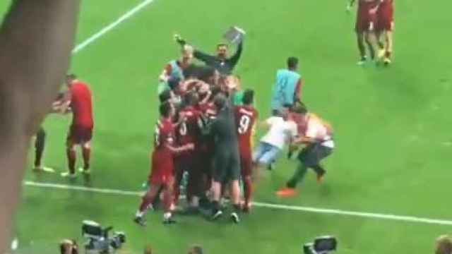 Un fan salta al césped y lesiona a Adrián en plena celebración del Liverpool.