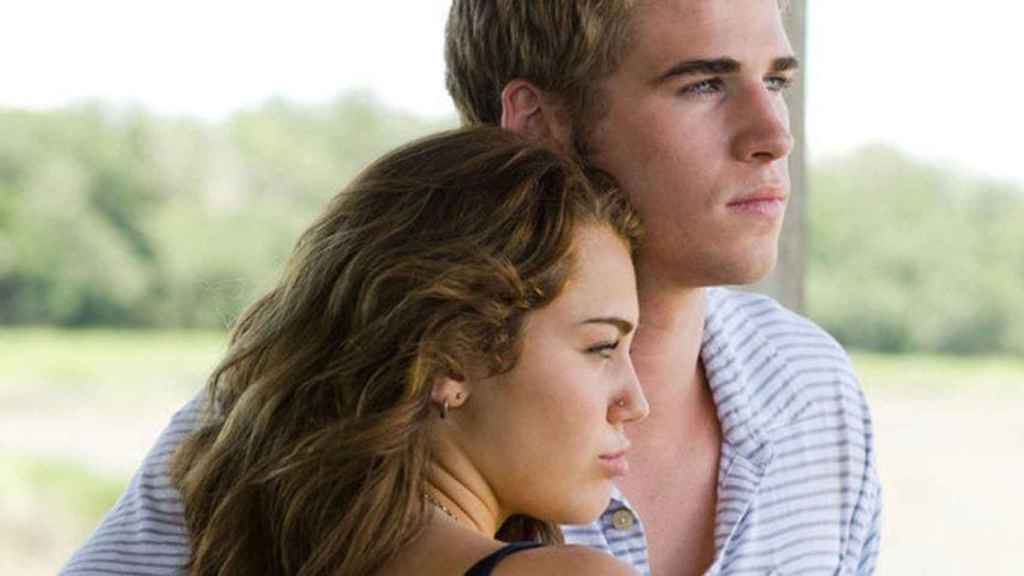 Miley Cyrus y Liam Hemsworth en una escena de 'La última canción', película en la que se conocieron.