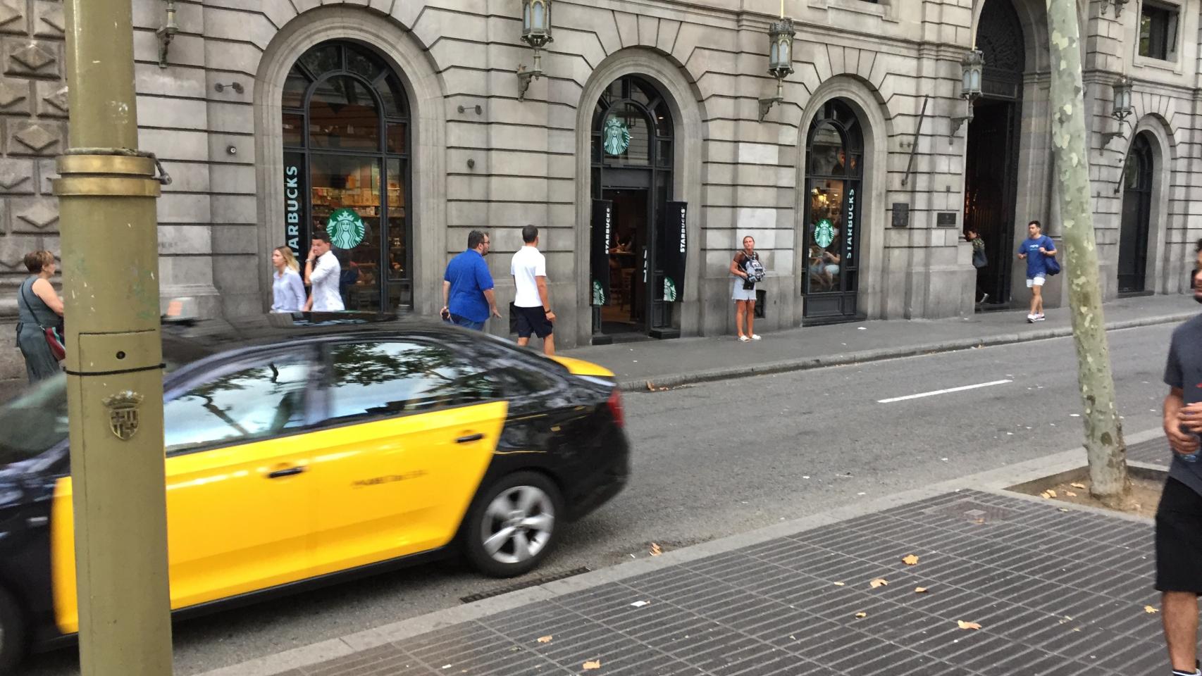 Un taxi pasa por la puerta de Starbucks, otro de los puntos vulnerables