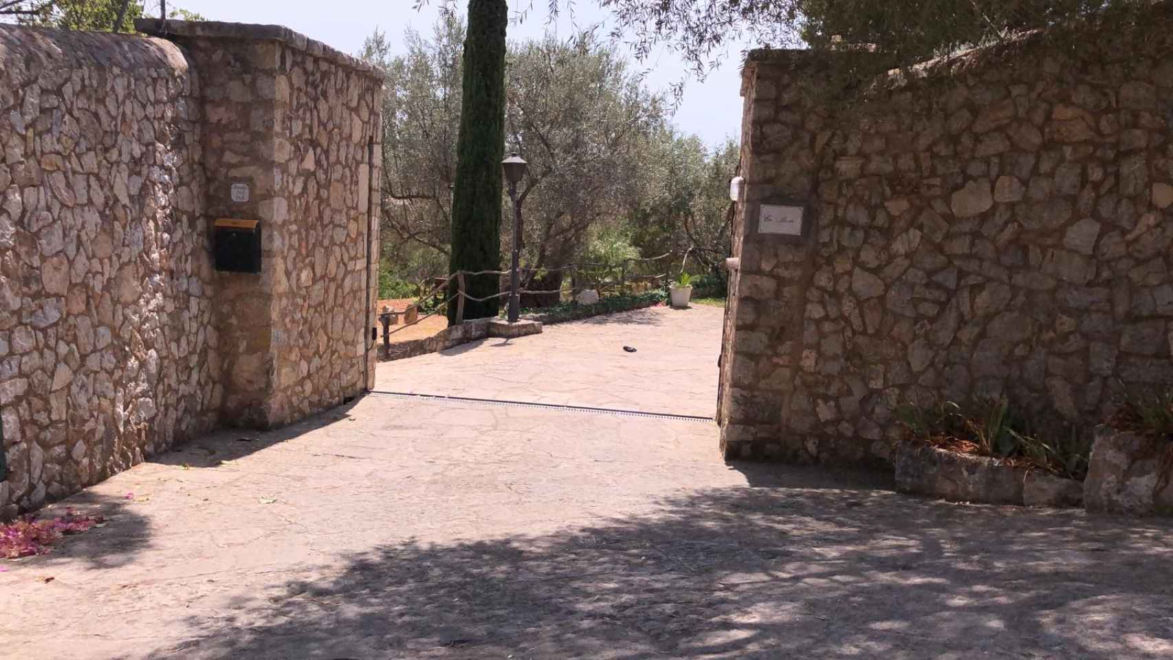 Acceso a la exclusiva villa situada en Alaró, Mallorca, a los pies de la Sierra de Tramuntana.