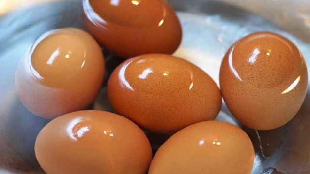 ¿Hacen lo correcto las personas que lavan los huevos?