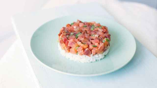 Ensalada de arroz con tomate y jamón, receta fácil y vistosa para el verano