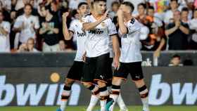 Los jugadores del Valencia celebran un gol durante la pretemporada
