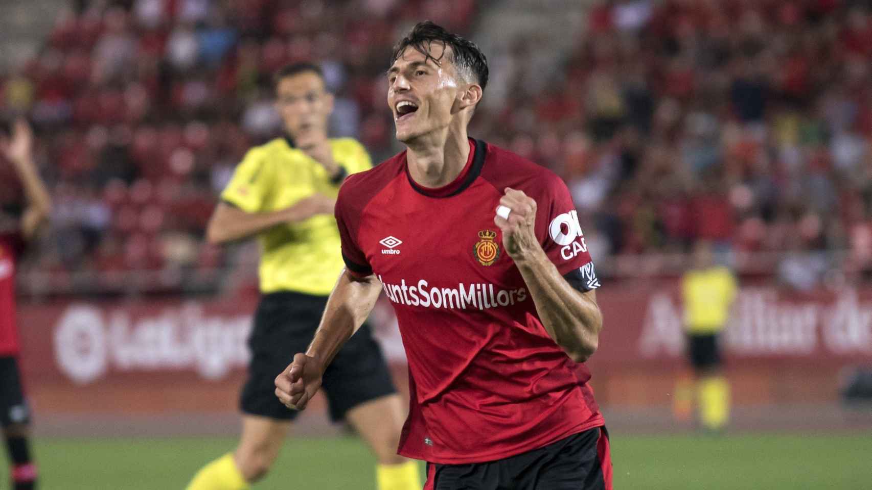 Ante Budimir celebra un gol del Mallorca durante la pretemporada
