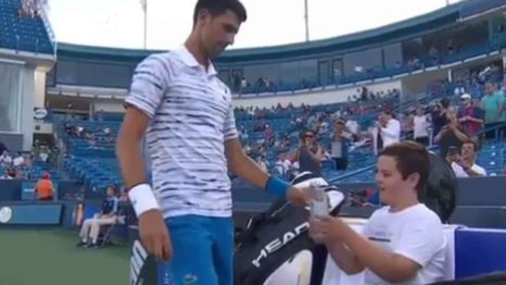 Djokovic en el Masters 1000 de Cincinnati con un niño que ha superado su enfermedad.