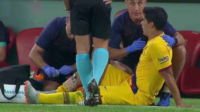Luis Suárez se lesiona en el partido del Barcelona ante el Athletic. Foto: Twitter (@lchiringuitotv)