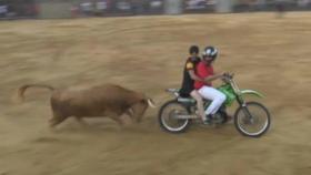 Una imagen de la 'moto torera' de Minglanilla emitida en Telecinco