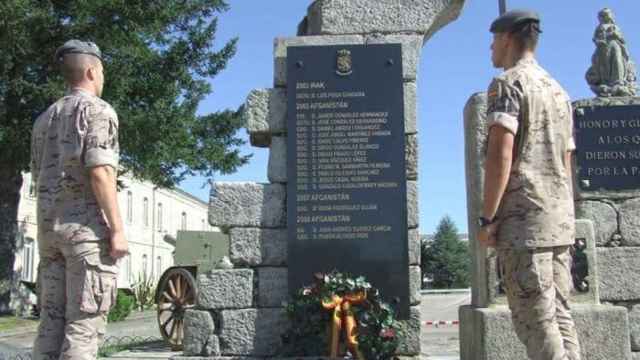 Militares españoles rinden homenaje a sus compañeros caídos en el lugar de la tragedia.