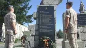 Militares españoles rinden homenaje a sus compañeros caídos en el lugar de la tragedia.
