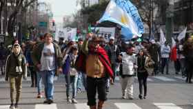 Decenas de miles de argentinos protestan por la situación económica.
