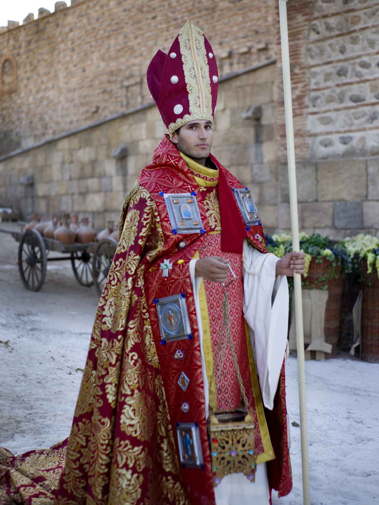 Uno de los actores de Puy du Fou con el traje de obispo.