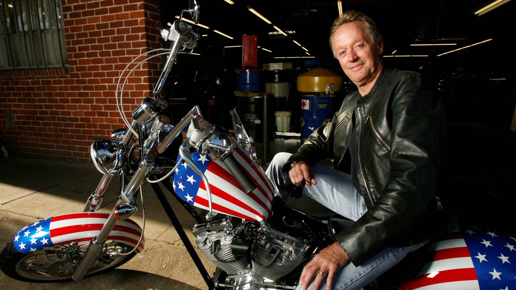 Peter Fonda posa sobre una réplica de la moto 'Capitán América',  en Glendale (California).