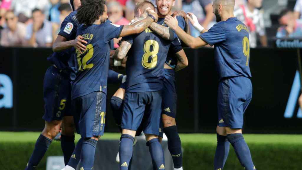 Los jugadores del Real Madrid celebran con Kroos su gol al Celta