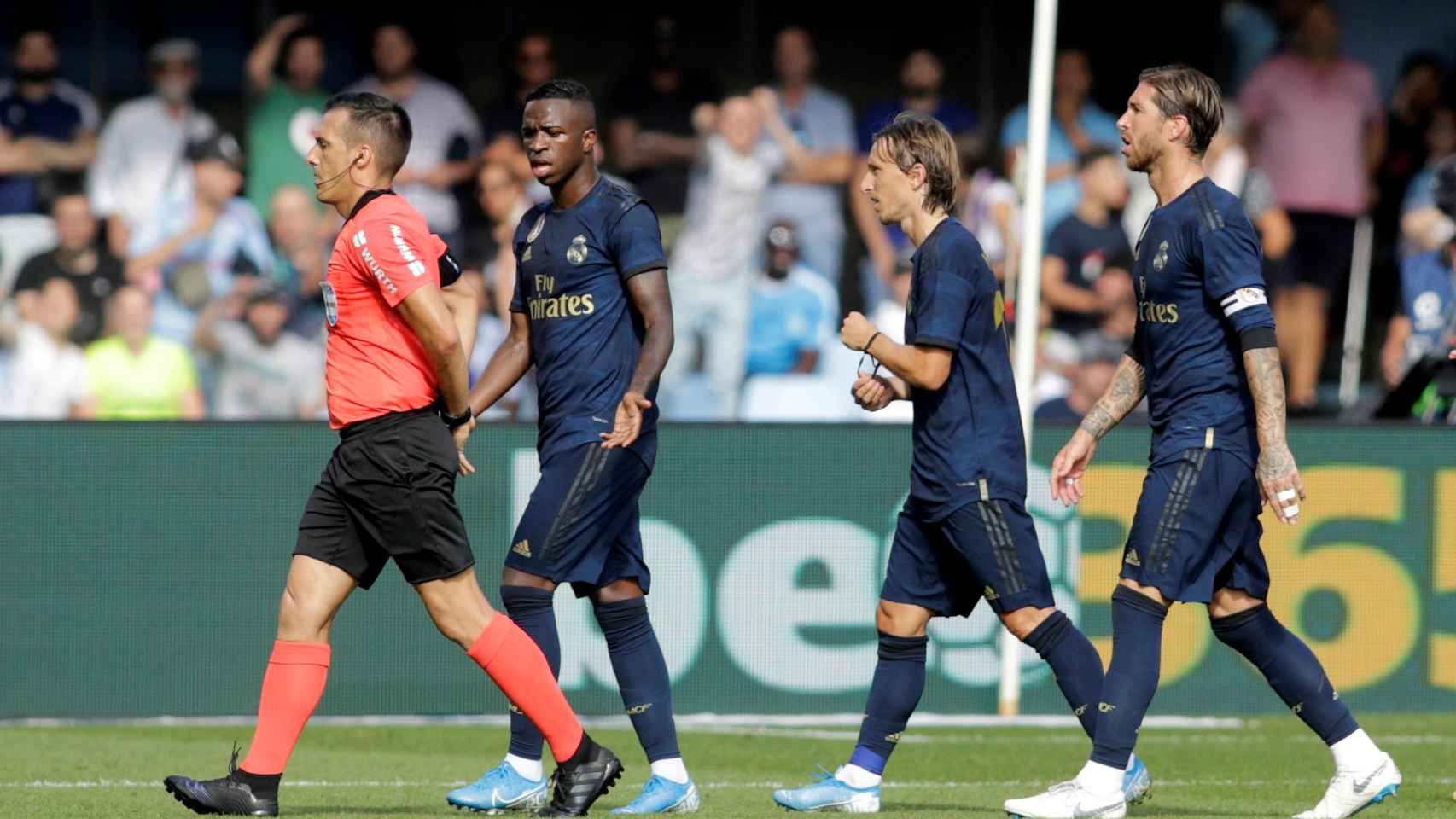 Los jugadores del Real Madrid protestan a Javier Fernandez por la expulsión de Modric