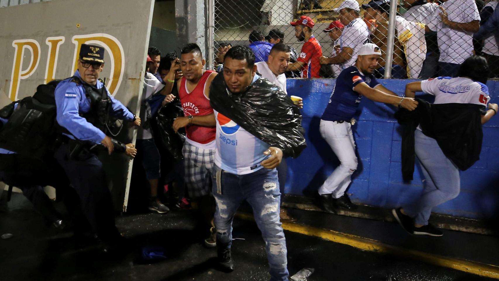 Tres muertos y doce heridos en el clásico de Honduras