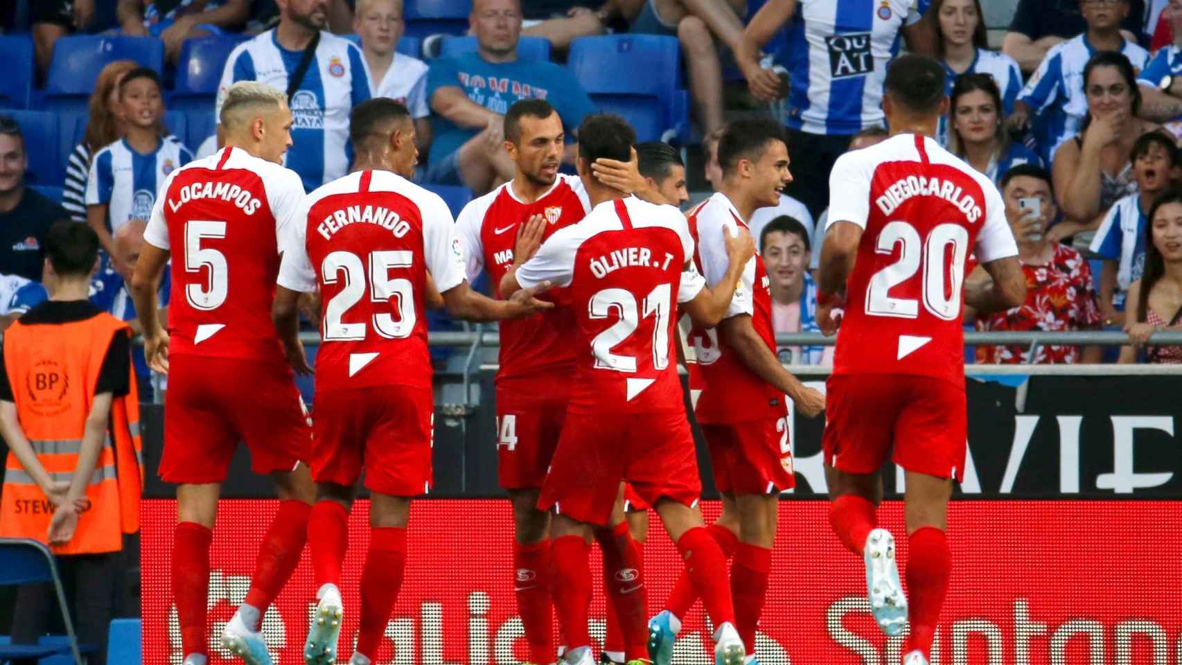 Los jugadores del Sevilla celebran el primer gol del partido