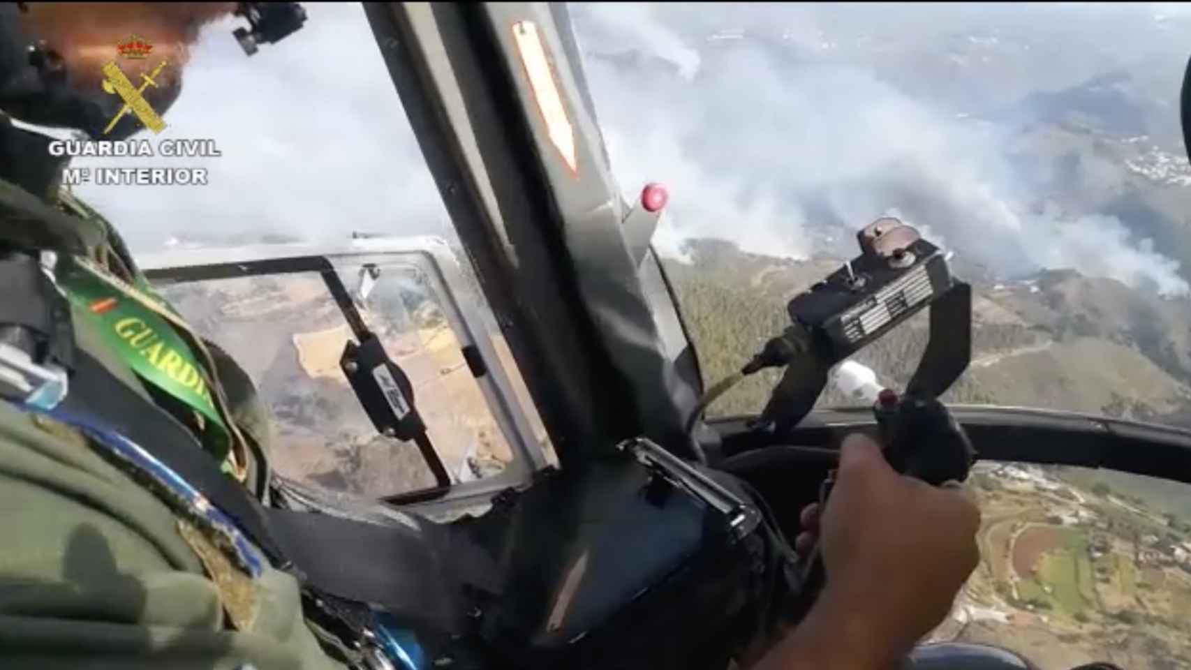 Así sobrevuela un helicóptero de la Guardia Civil el grave incendio de Las Palmas