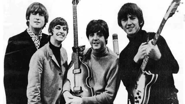 The Beatles en 1965, celeebrando el Grammy que ganaron.