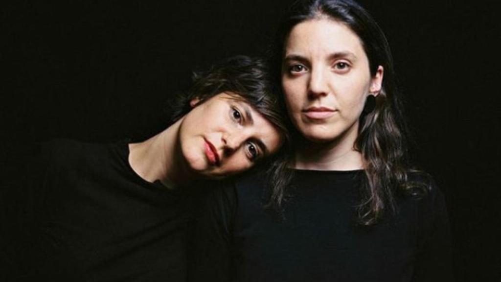 Elena Zapico, a la derecha, con su compañera Raquel Buj, a la izquierda.