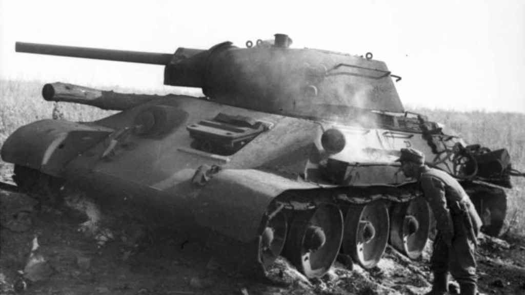 Un soldado alemán inspecciona un T-34 destruido en Prokhorovka.