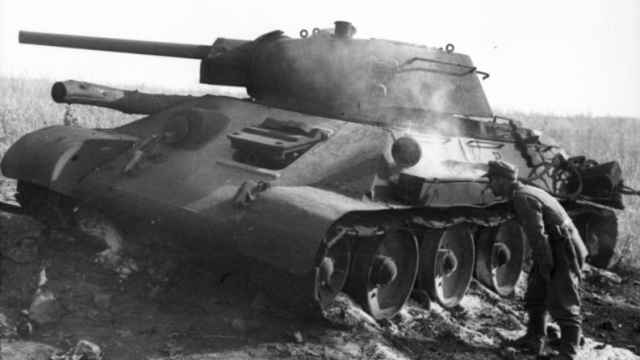 Un soldado alemán inspecciona un T-34 destruido en Prokhorovka.