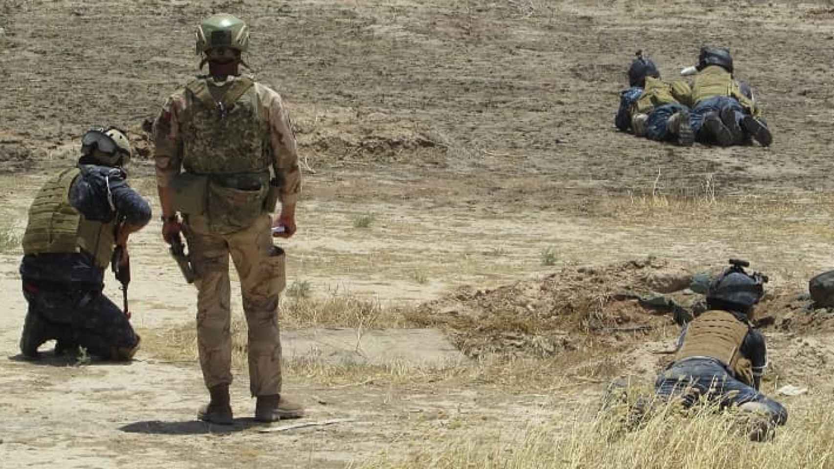 Militares españoles instruyen al personal iraquí.