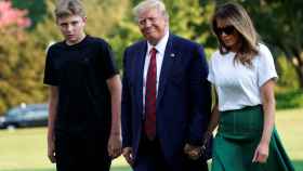 Trump, su esposa Melania y su hijo Barron llegan a la Casa Blanca tras pasar el fin de semana en  Bedminster.