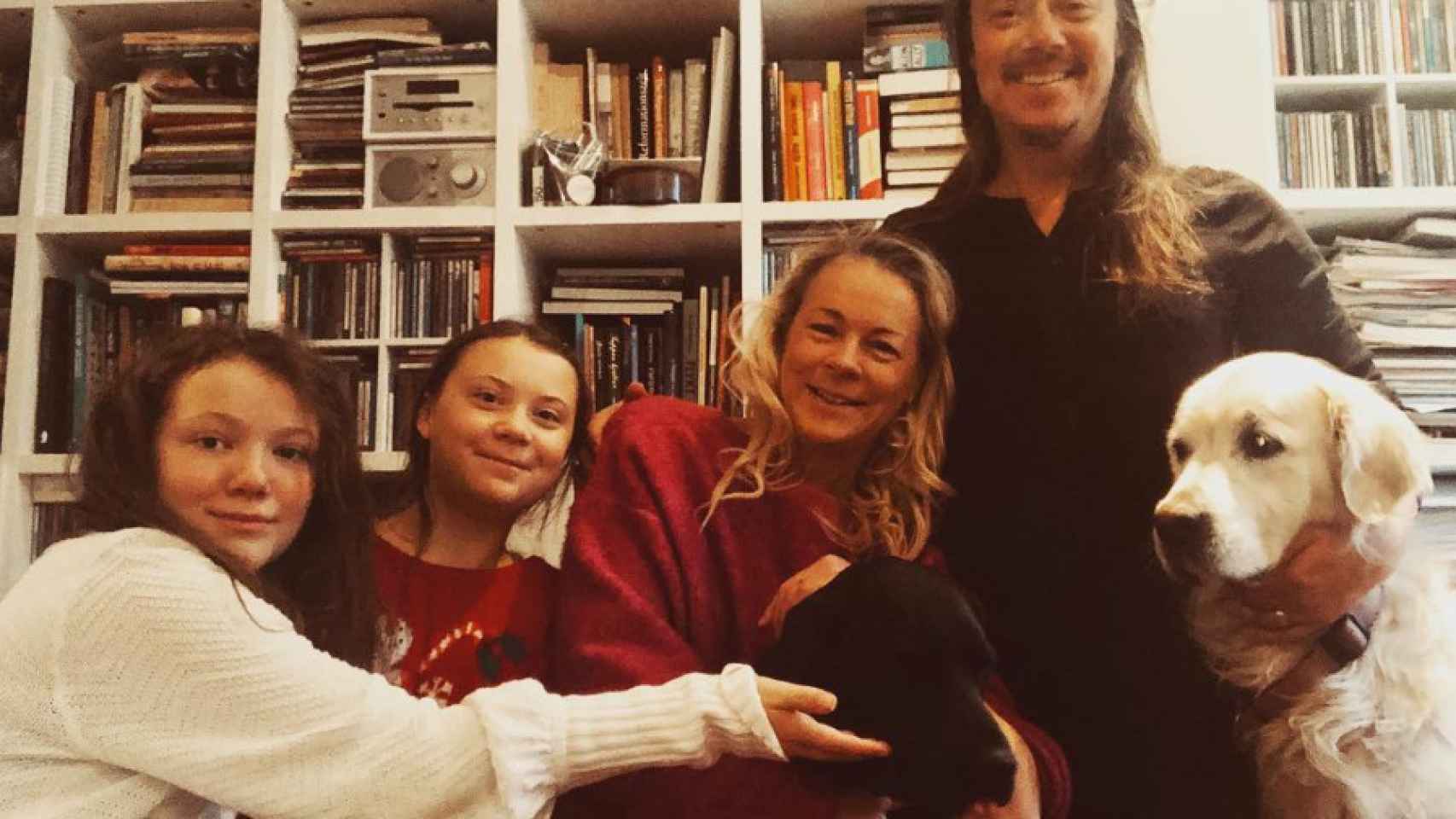 Greta Thunberg junto con su hermana, Beata Thunberg y sus padres, Svante Thunberg y Malena Ernman.