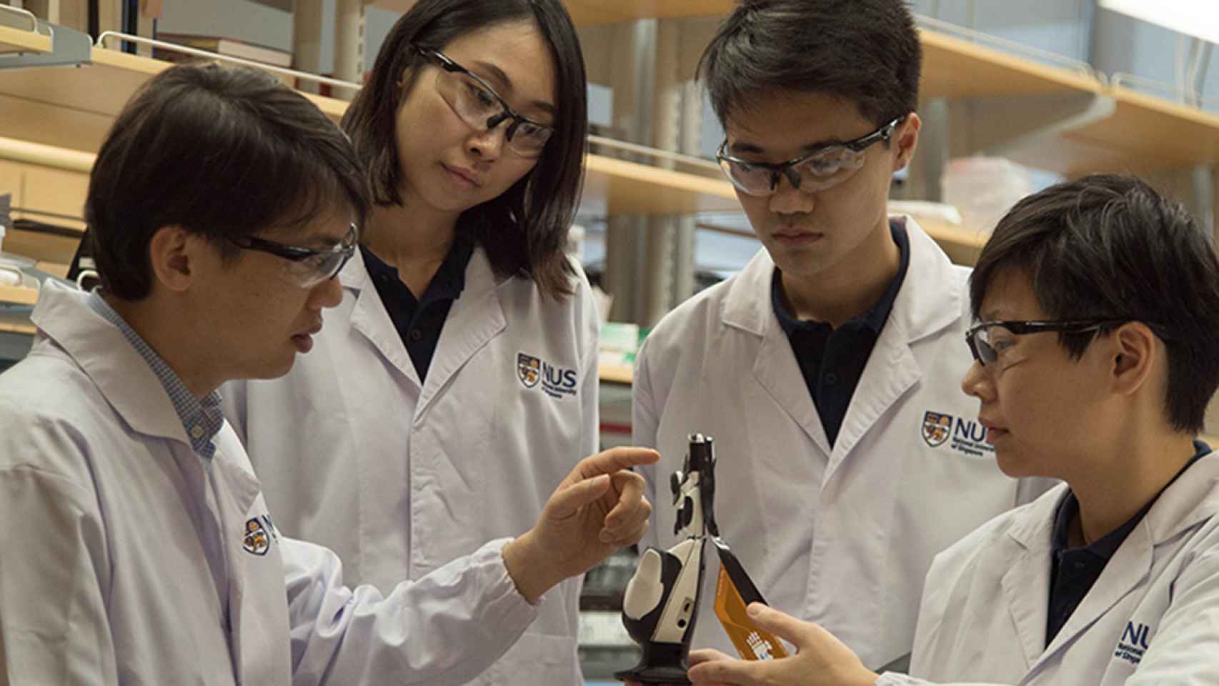 Los investigadores de la Universidad de Singapur que han llevado a cabo el avance.