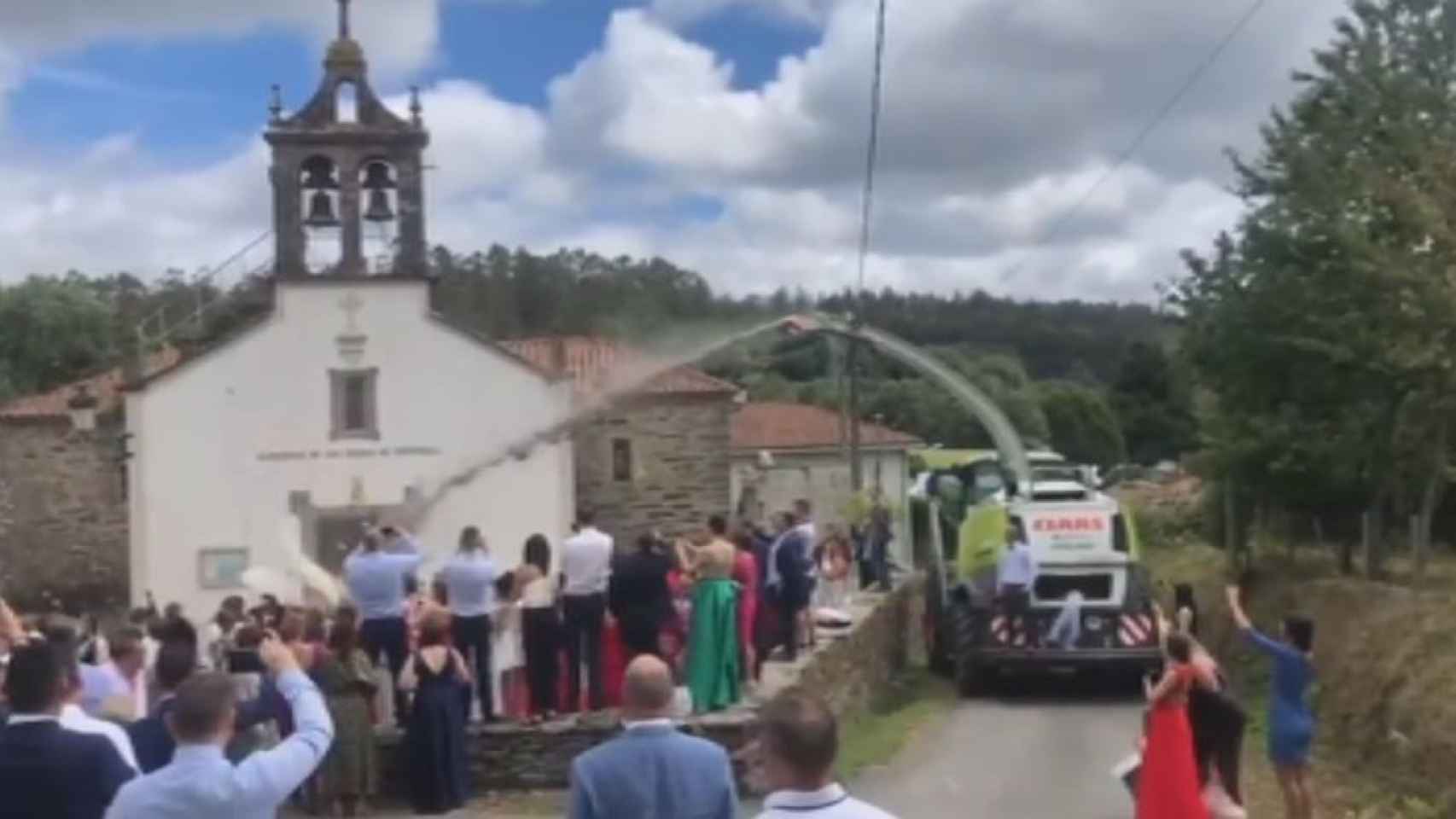 El momentazo a la salida de la iglesia con la cosechadora lanzando confeti
