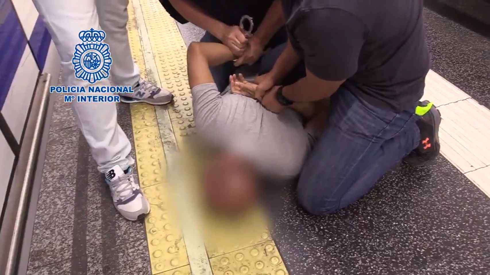 Detención del individuo en el Metro de Madrid.
