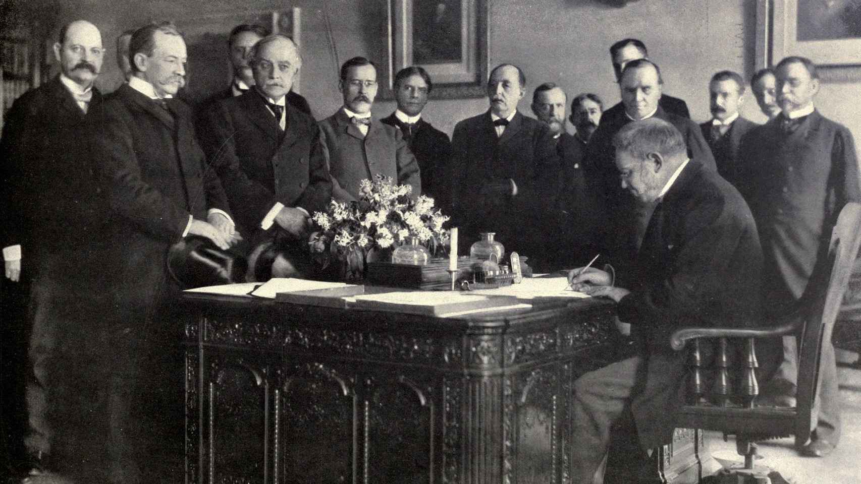 Jules Cambon, embajador de Francia en Estados Unidos, firmando el Tratado de París (1899).