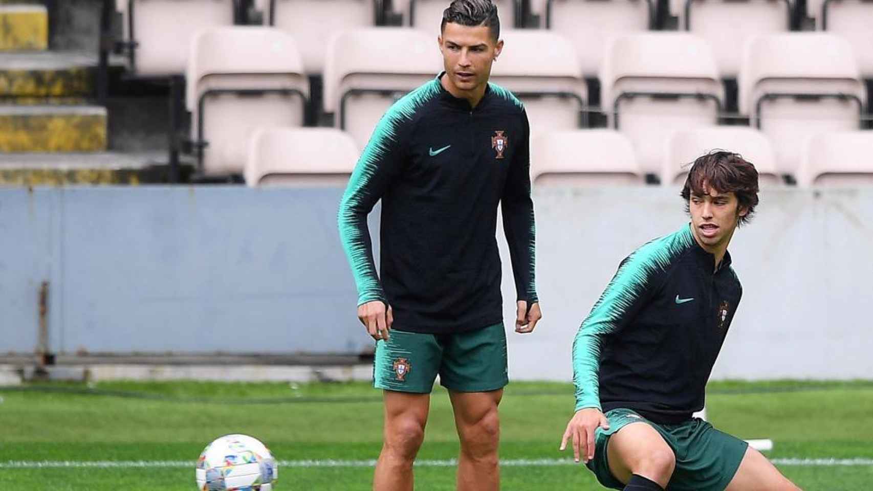 Cristiano y Joao Félix durante un entrenamiento con Portugal.