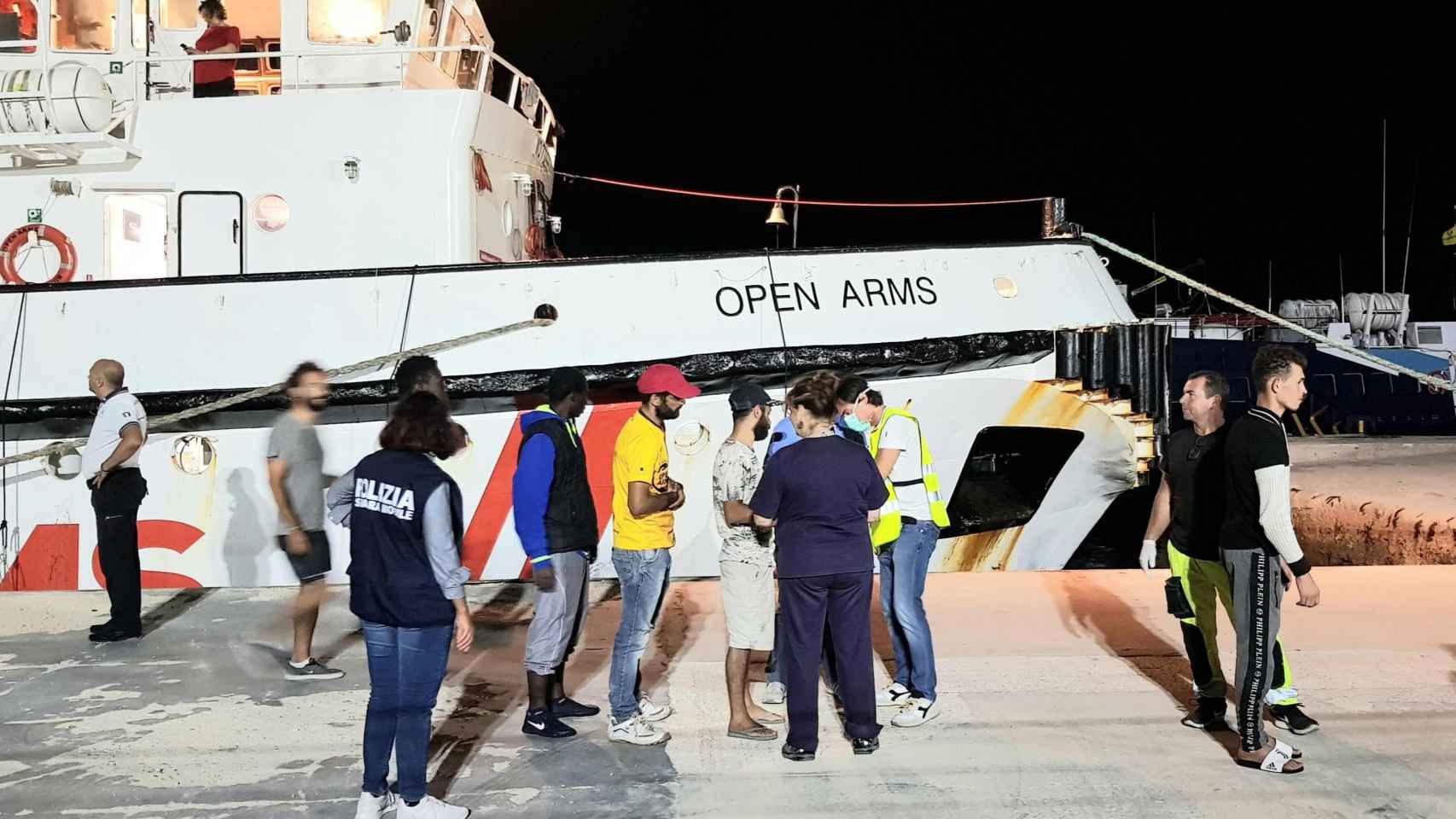 El desembarco de los inmigrantes del Open Arms en Lampedusa.