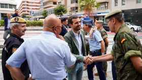 Pablo Casado saluda a las fuerzas de seguridad durante su visita al incendio de Gran Canaria.
