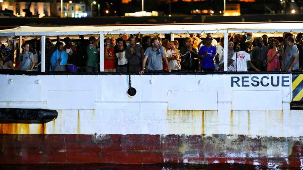 Open Arms atracando en Lampedusa con 83 inmigrantes a bordo