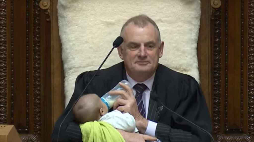 El presidente del Parlamento de Nueva Zelanda, Trevor Mallard, dando el biberón al bebé.